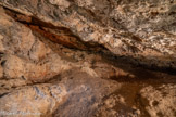 <center>Grotte aux Palmiers</center>Après la fossilisation, l'eau de la Durance ou d'une autre origine, dissout la partie basse plus tendre que le tuf, ce qui crée la grotte.